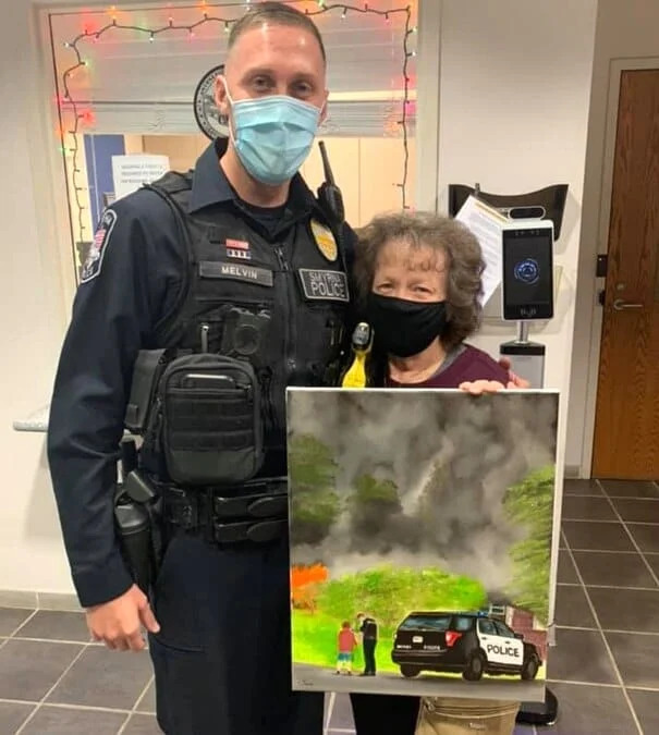 Agente Melvin recebeu um quadro do momento da oração, feito pelo filho da Sra. Myers. (Foto: Reprodução / Facebook)