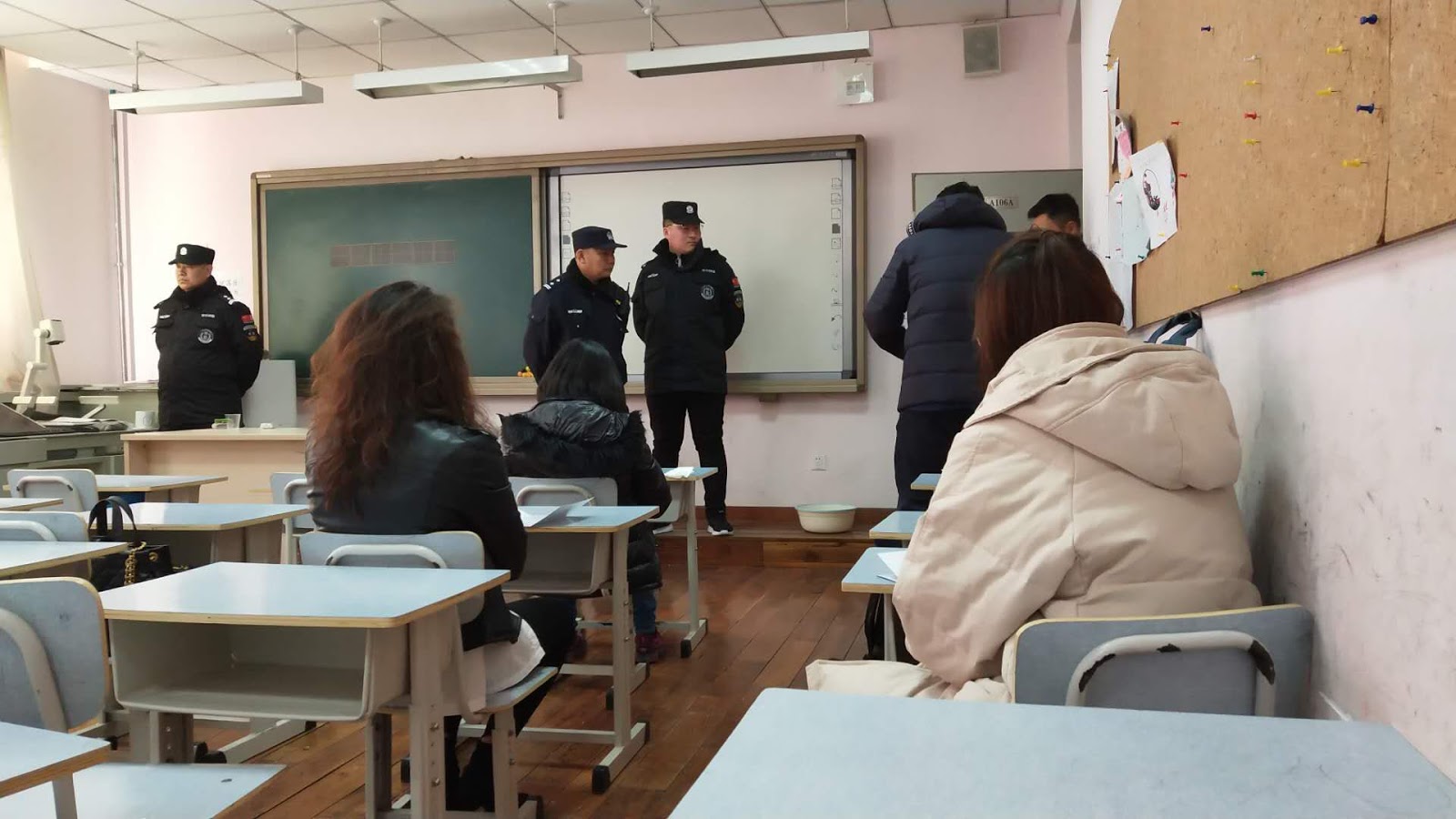 Autoridades chinesas interrogam os crentes numa escola