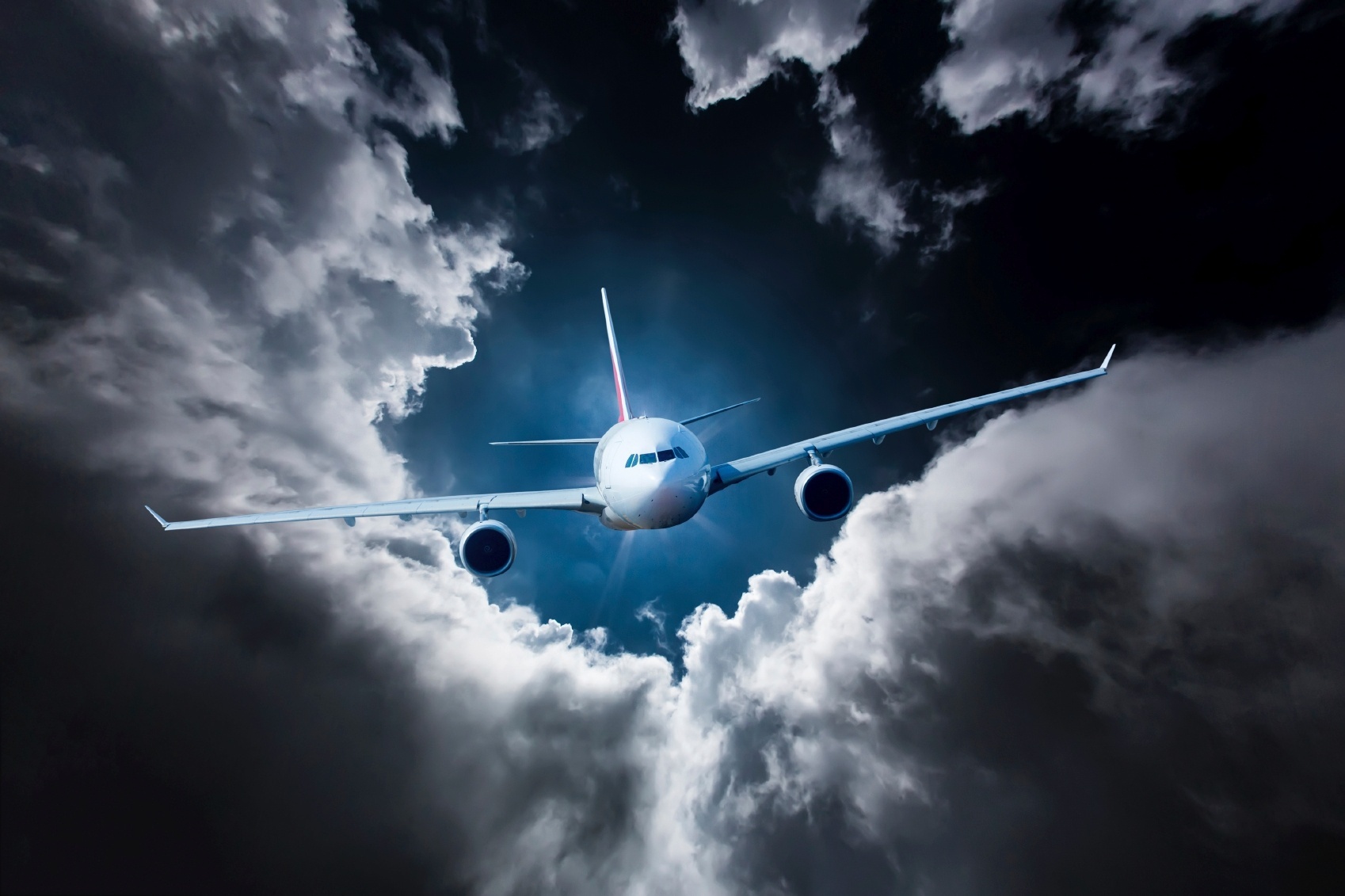 Avião saindo de turbulência
