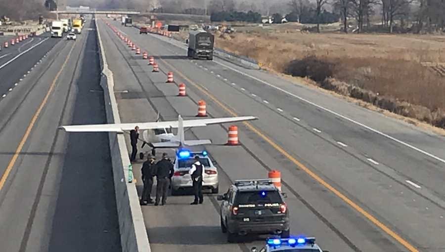 Avião fez pouso de emergência em autoestrada nos EUA. (Foto: Polícia Rodoviária Estadual de Ohio)