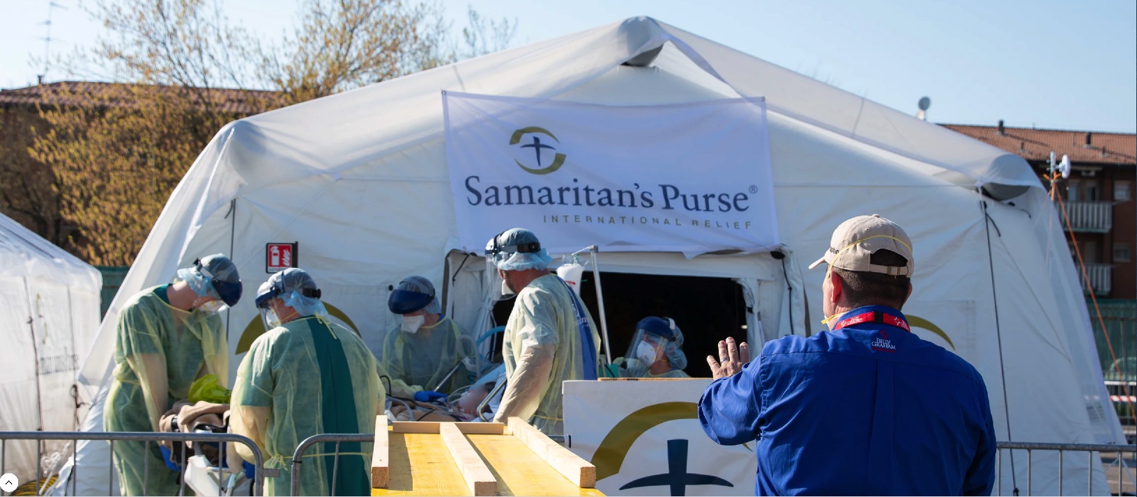 Paciente a ser transportado no Hospital de Campanha da Bolsa do Samaritano em Cremona, Itália