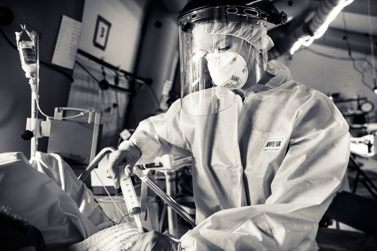 Elemento da equipa médica da Bolsa do Samaritano em ação
