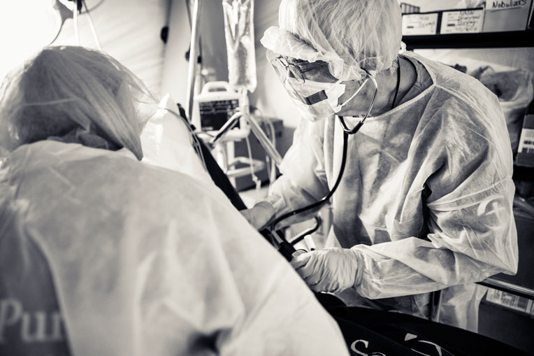 Equipa médica da Bolsa do Samaritano em ação.
