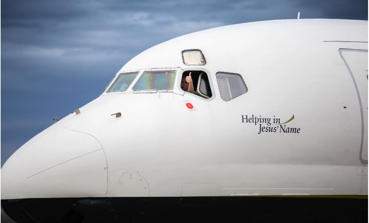 Piloto acena, ajudando em nome de Jesus