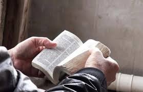O relato bíblico que relata o momento em que Jesus defende uma mulher adúltera do apedrejamento foi alterada em um livro chinês. (Foto: Portas Abertas / EUA)