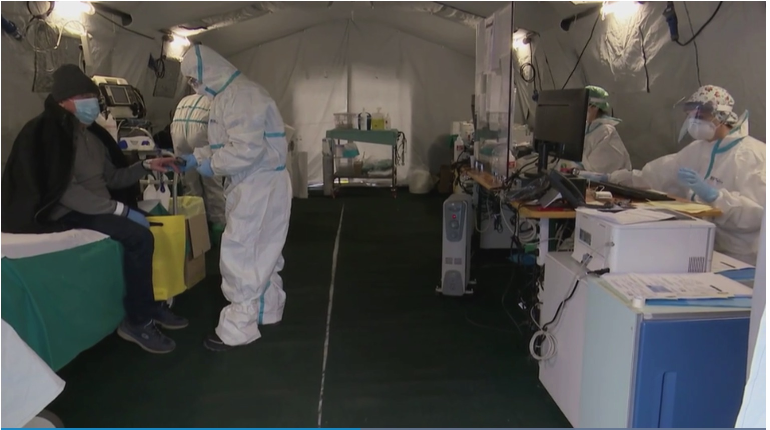 Equipa da Bolsa do Samaritano a dar assistência a pacientes em Itália