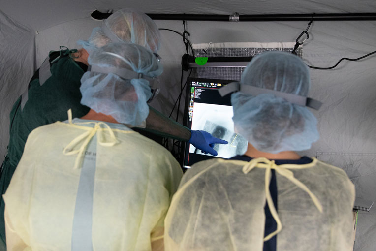 Equipa médica da Bolsa do Samaritano em ação
