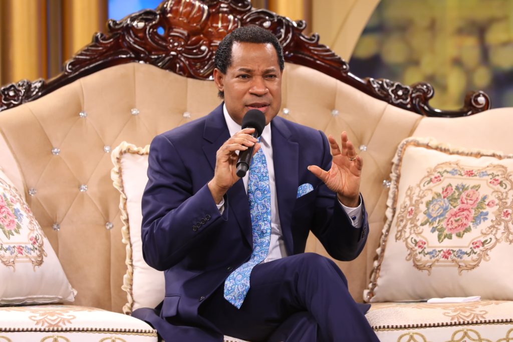 Chris Oyakhilome é o fundador da LoveWorld Inc . uma organização Cristã que opera uma rede global de igrejas e estações internacionais de televisão por satélite