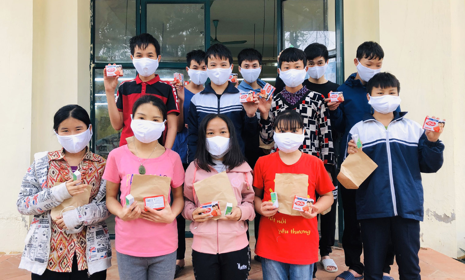 Crianças Vietnamitas da escola em Hanói que receberam os Kits de combate à COVID-19