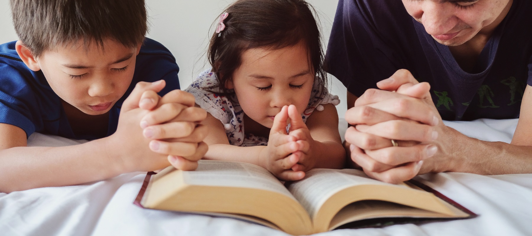 Oremos pelas crianças no Tajiquistão e pelos pais crentes e pelo povo descrente Criancas do Tajiquistao a orar