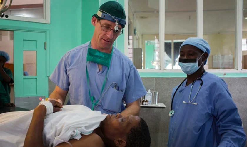 Andrew Browning examina uma mulher em África. (Foto: Reprodução/ Collective Hub)