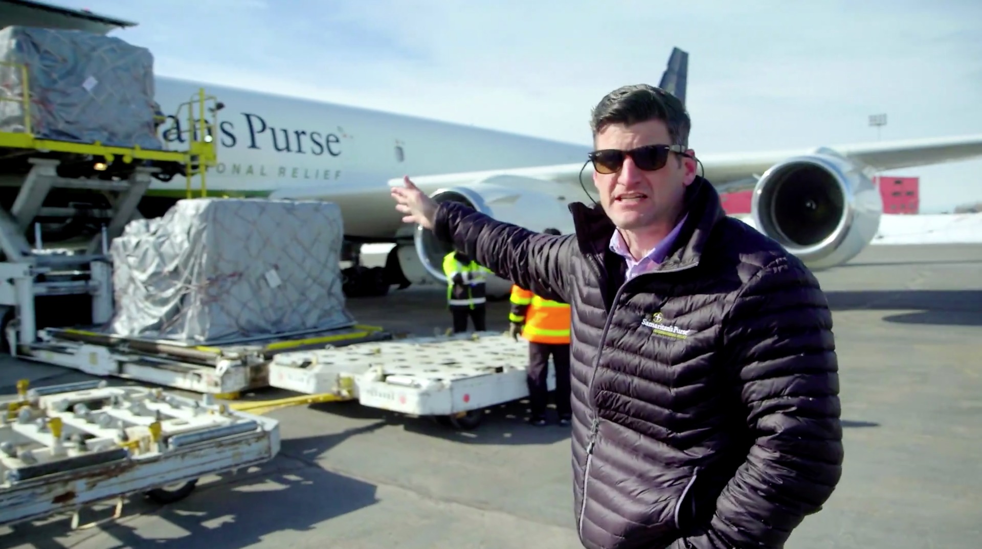 Edward Graham junto ao avião com material médico para o Alaska