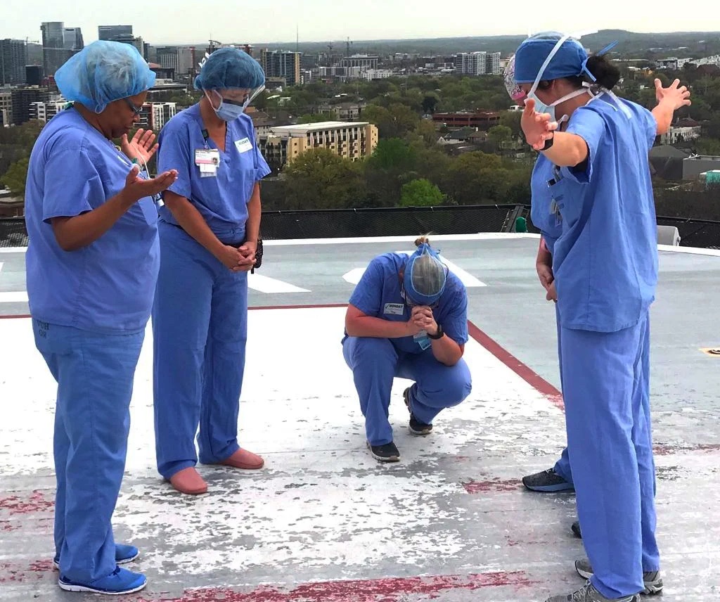 Enfermeiras do Vanderbilt Health, em Nashville, oram no heliporto do hospital. 