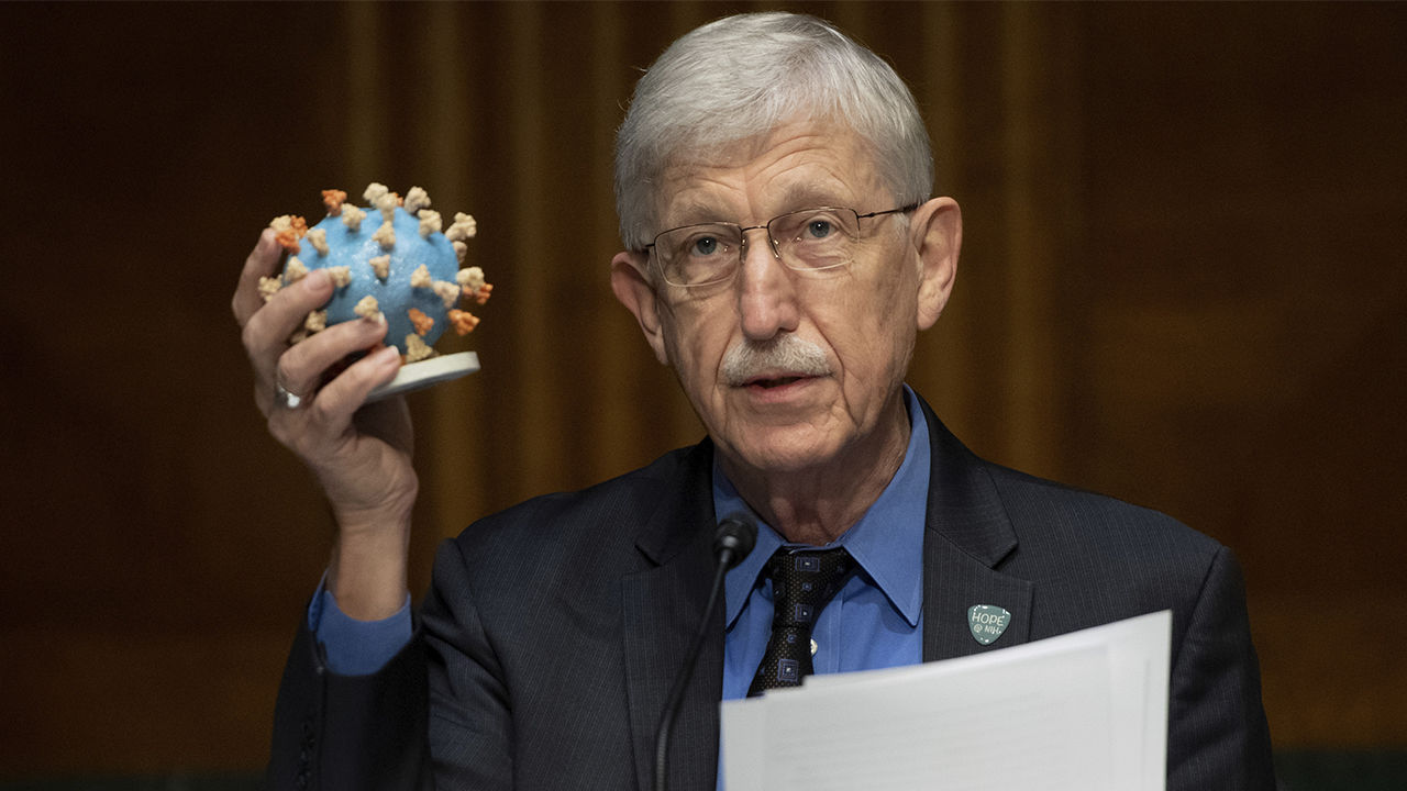 O diretor dos Institutos Nacionais da Saúde dos EUA, Francis Collins, segura um modelo do coronavírus em audiência sobre vacina no Senado americano. (Foto: Graeme Jennings-Pool/Getty Images)