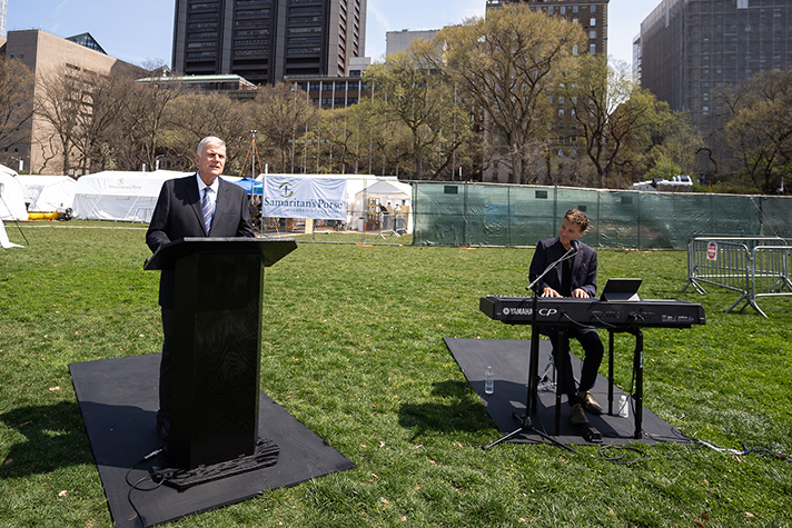 Franklim Graham e Michael W. Smith no Central Park em New York, EUA, pregando o Evangelho