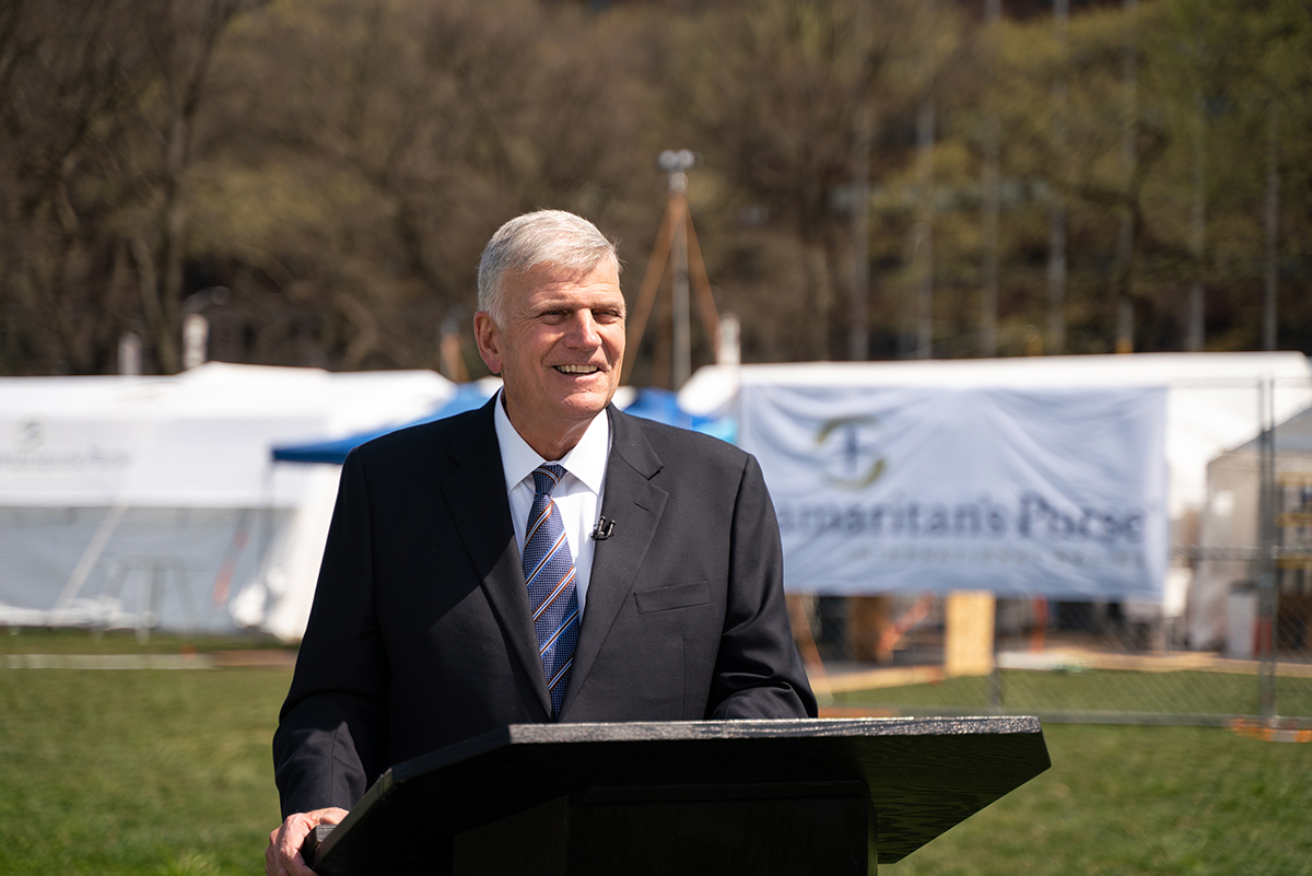 Franklin Graham evangeliza junto ao hospital de campanha no Central Park na Páscoa