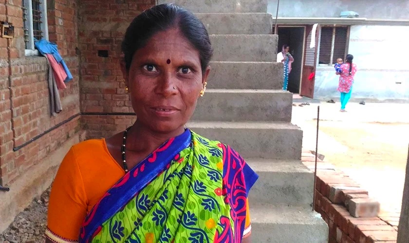 Haida, ex-prostituta que agora está sendo alfabetizada pela Mission India. (Foto: Reprodução/MNN Online)