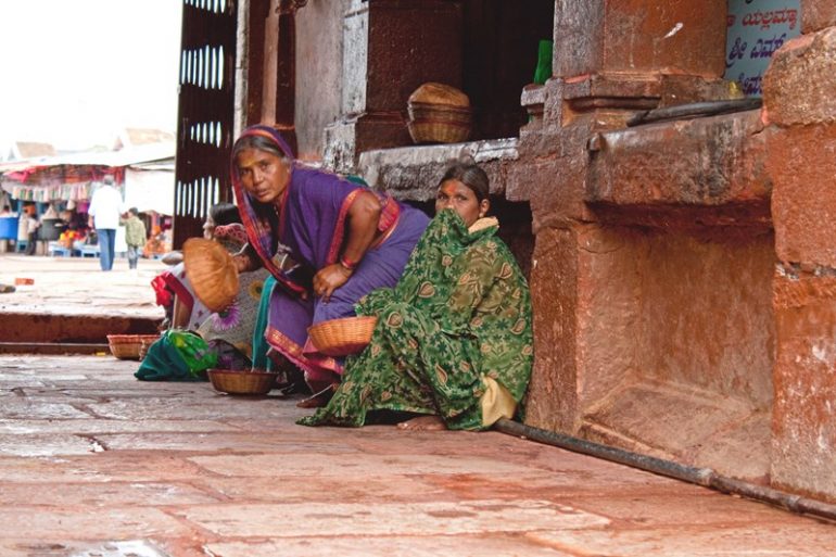 Ambika também nome de deusa na Índia, geralmente o nome de Adi Shakti ou Shakti, consorte de Parashivam. Ela tem oito braços, segurando várias armas. Indiana salva