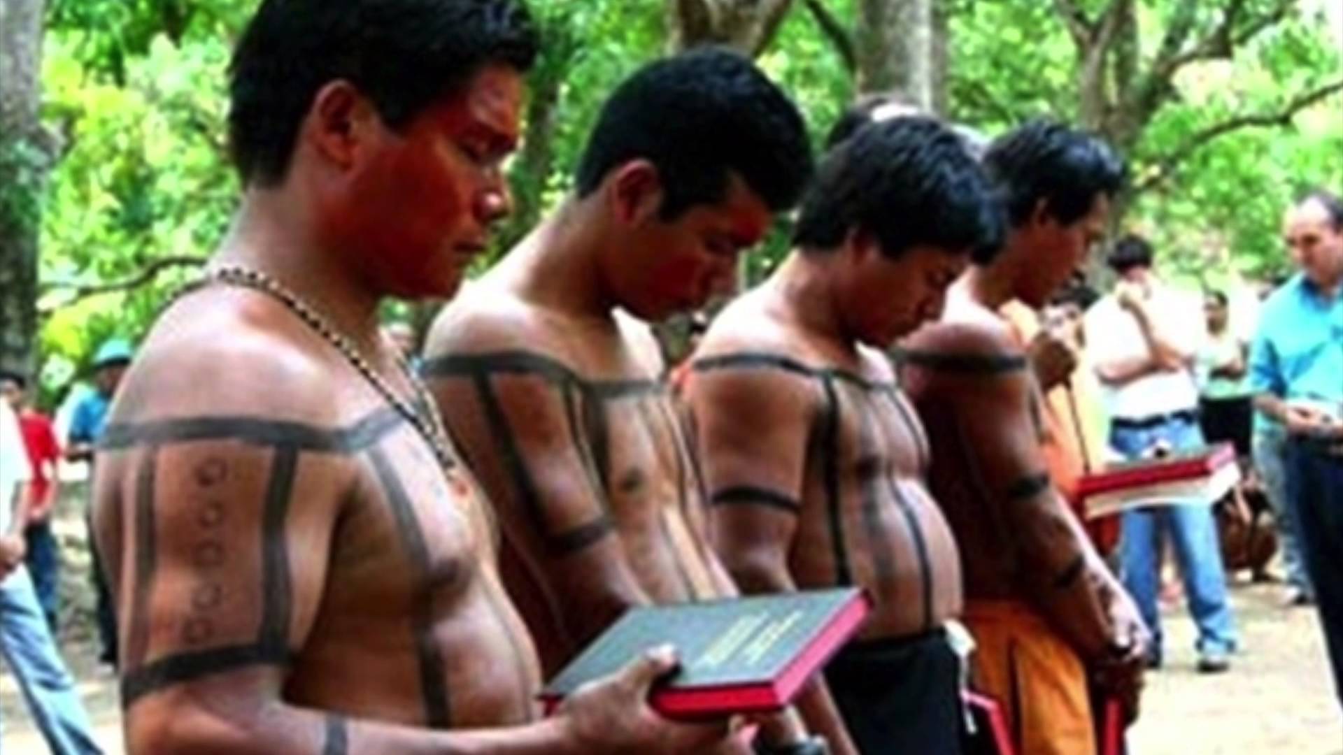 Indios amazónicos recebendo Bíblias no seu dialeto Indios amazonicos recebendo Biblias no seu dialeto