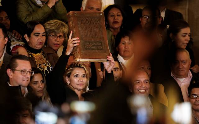 Jeanine Áñez com a Bíblia nas mãos