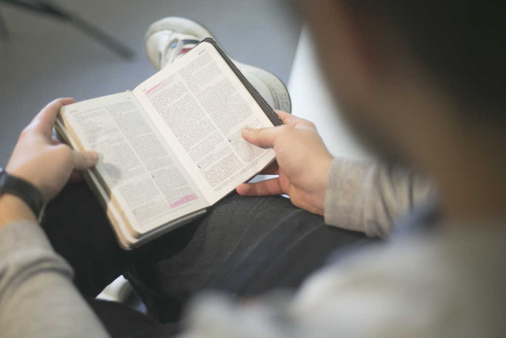 Jovem a ler a Palavra de Deus