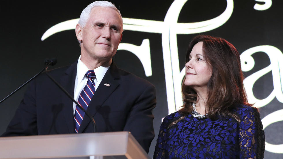 Karen Pence com o marido, Mike Pence, Vice-presidente dos Estados Unidos