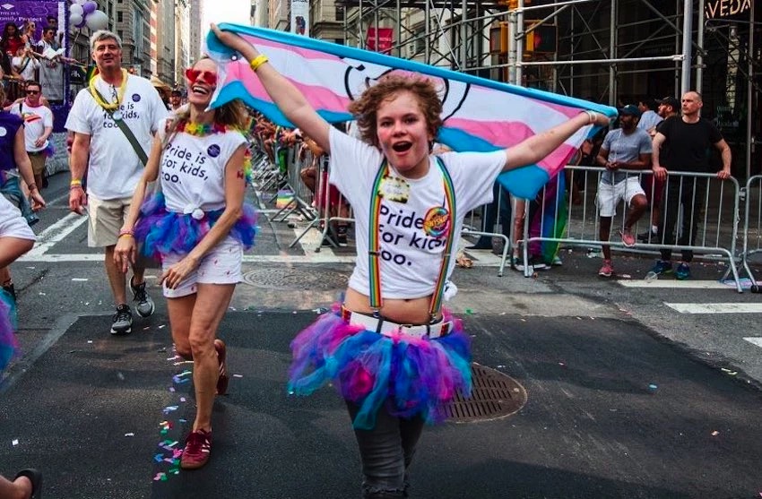 Parada LGBT+ com participação de um menor com a frase na camisola 