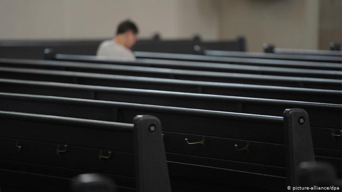 Locais de culto estão cada vez mais vazios - tão vazios quanto as igrejas que os representam, que estão vazias da verdade do Evangelho. Locais de culto vazios
