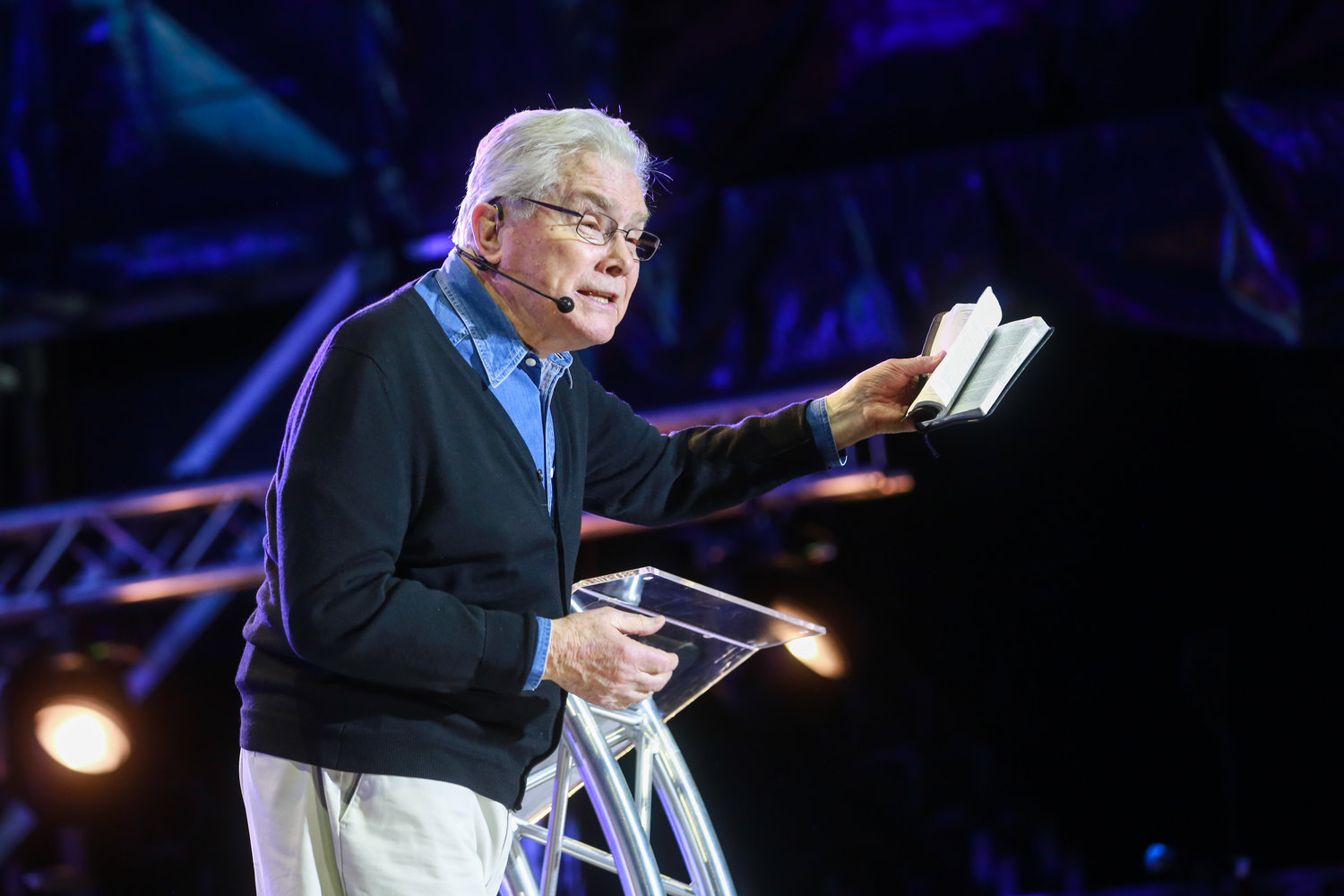 Luis Palau pregando em ação evangelística LuisPalau