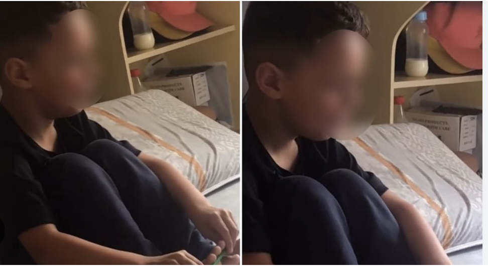 Mãe emociona se ao ver filho a orar no quarto