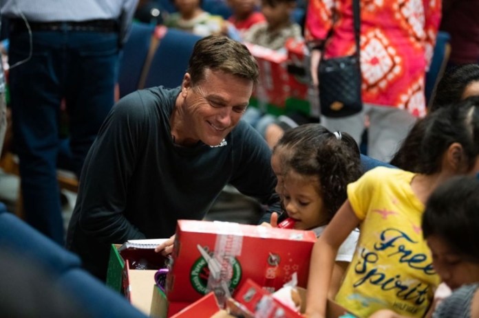Michael W. Smith com as crianças