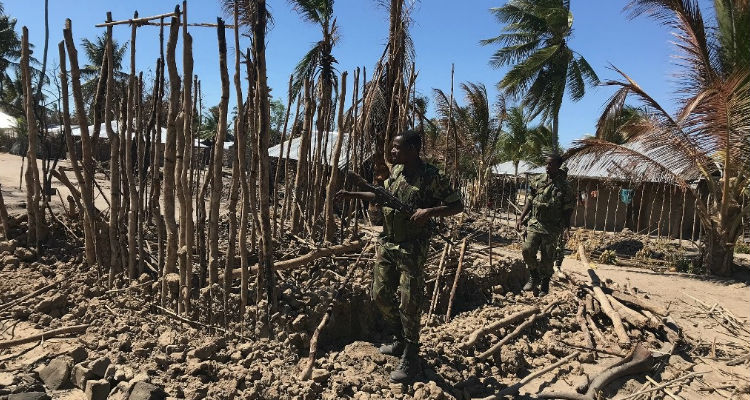Militares patrulham zona destruída pelos Islâmicos