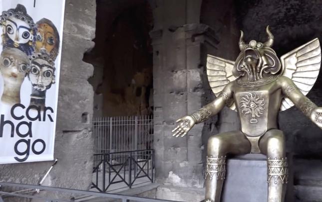 O ídolo pagão Moloque é exibido na entrada do Coliseu, em Roma, como parte de uma exposição que foi aberta em 27 de setembro de 2019. (Imagem: sanmarinortv.sm / captura de tela)