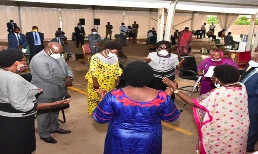 Autoridades do Estado oram pelo país (Uganda) na abertura do ano legislativo. 