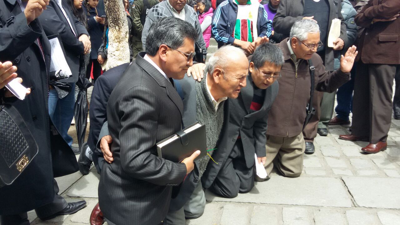 Crentes bolivianos oraram até nas ruas. Oração na Bolívia