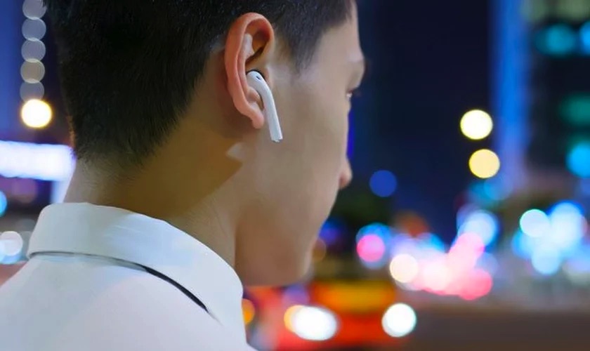 Ouvindo a Palavra de Deus por fones