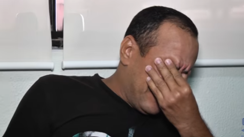 Pai entrega filho