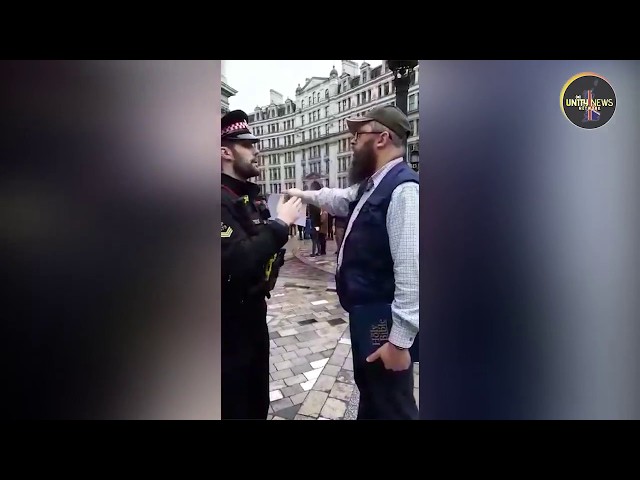 Polícia proibindo a leitura da Bíblia Polícia proibindo a leitura da Bíblia