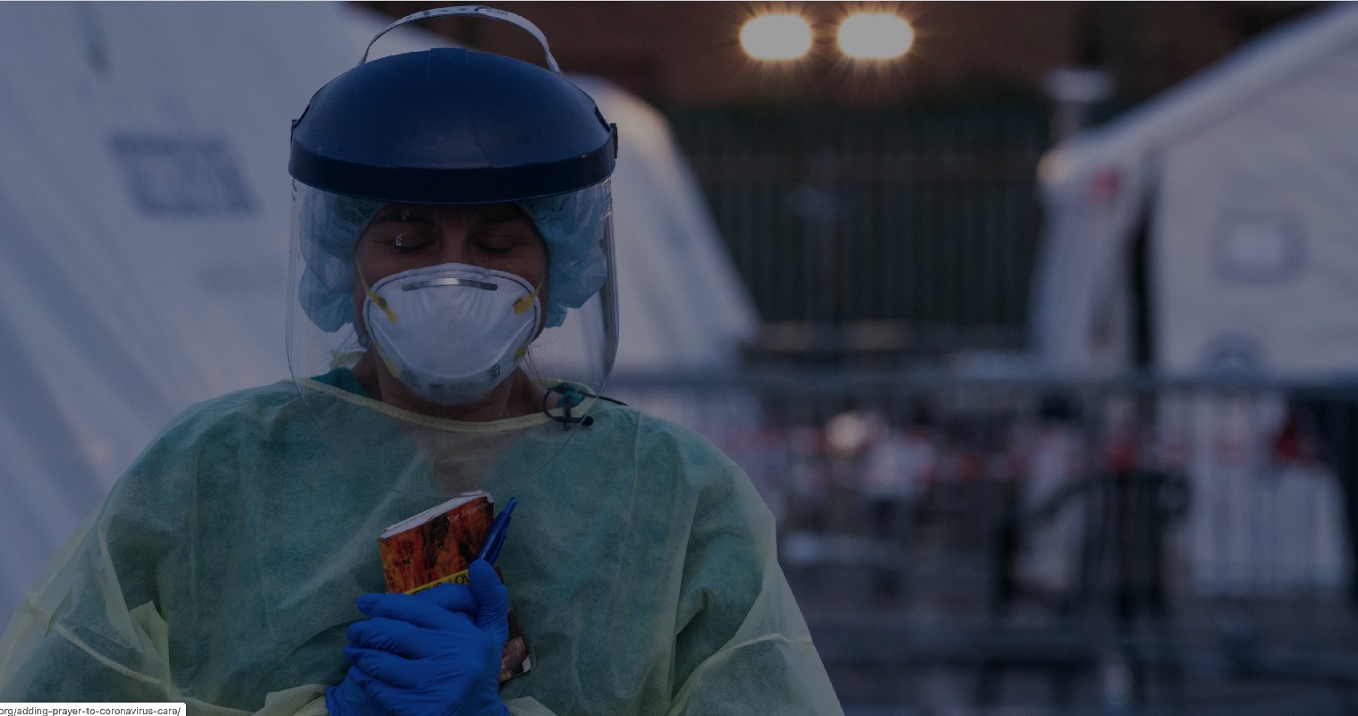 Profissional de saúde a orar no hospital de campanha em Cremona, Itália - Bolsa do Samaritano