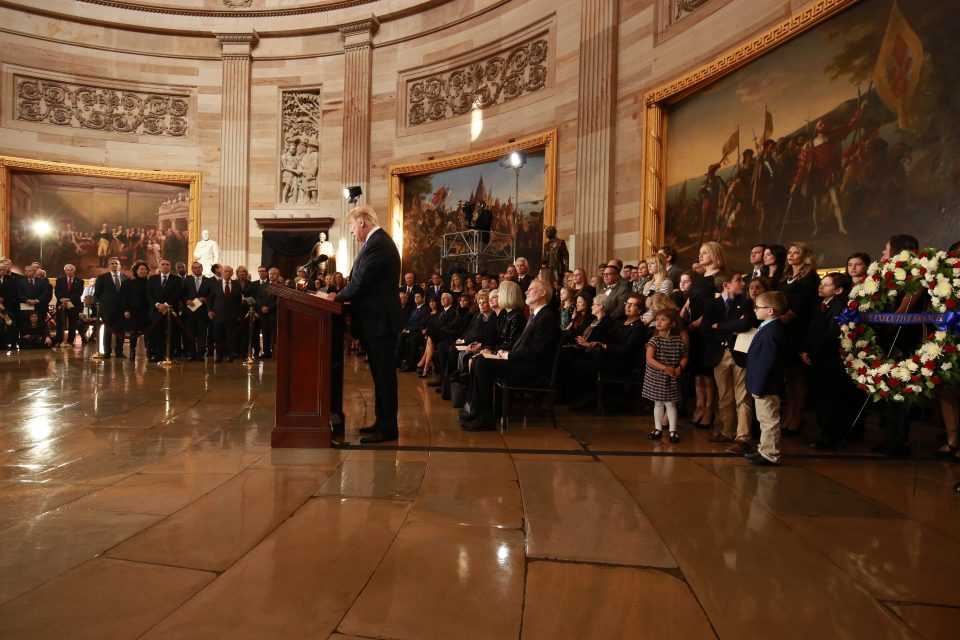 Presidente Donald Trump a discursar. RN1 9922 960x640
