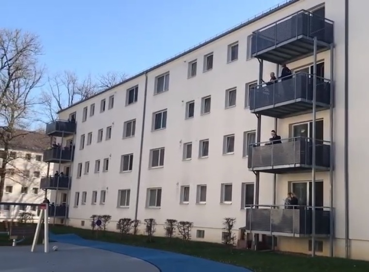 Tenente-coronel David McGraw conduz reunião Cristã a partir da varanda do seu apartamento no aquartelamento Kelley da guarnição do Exército dos EUA em Stuttgart, Alemanha. |