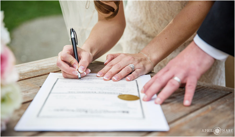 Assinatura no ato do casamento Signing marriage license on a picnic table at Chatfield Botanic Gardens in Colorado