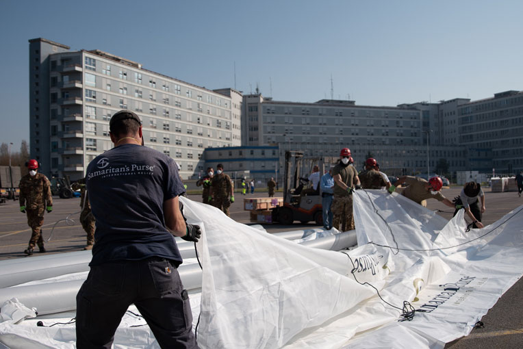 Preparação para se erguer uma tenda hospitalar