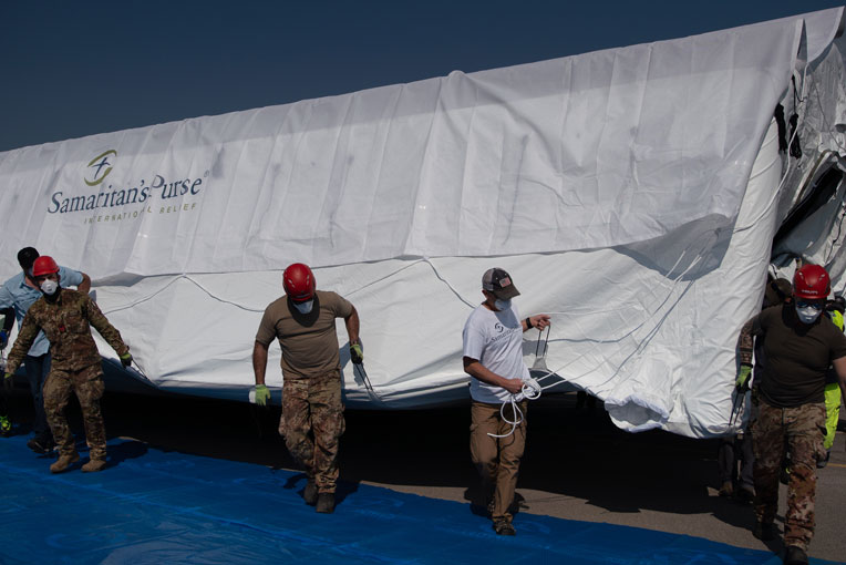 Levantamento de uma tenda hospitalar