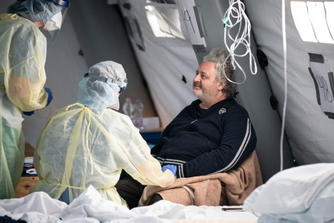 Umberto fala com o seu médico e tradutor.