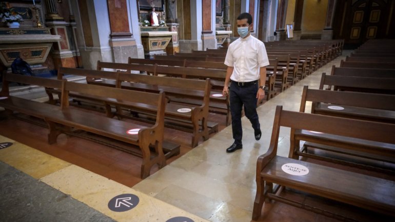 Foto da revista Visão num espaço de culto católico