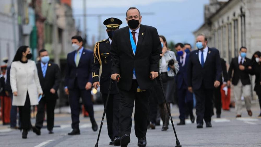Alejandro Giammatei, presidente da Guatemala, de muletas