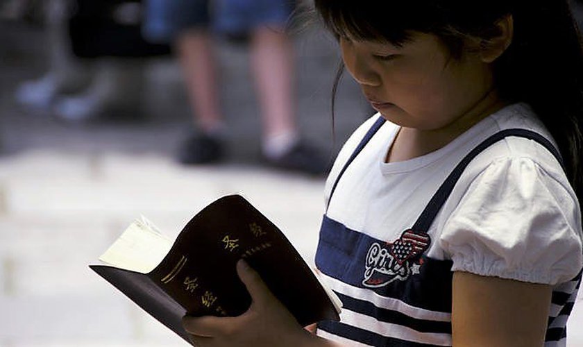 Criança chinesa lê a Bíblia biblia crianca. chinesa