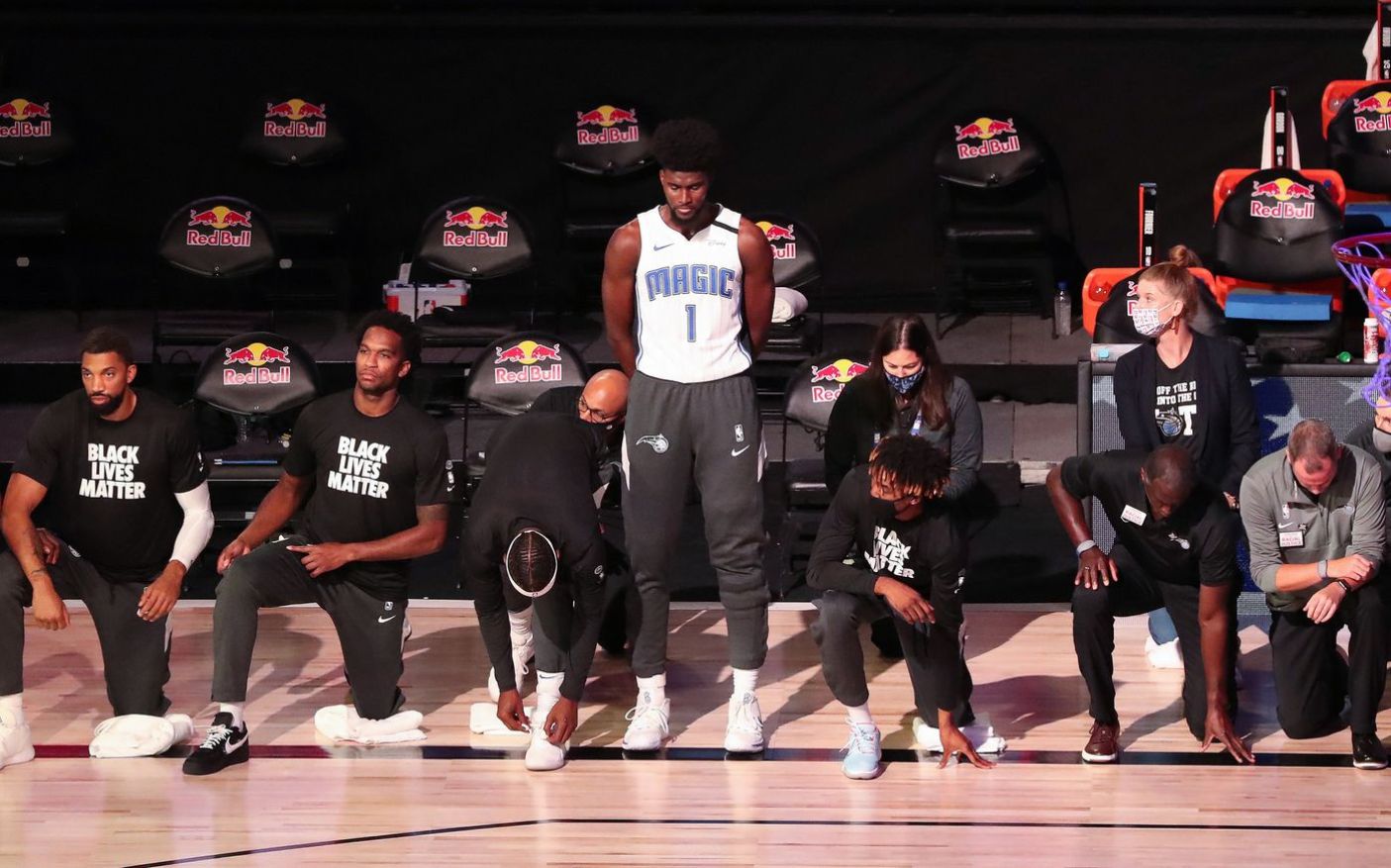 Jonathan Isaac em pé
