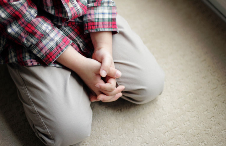 Jovem inglês a orar boy kneeling and praying